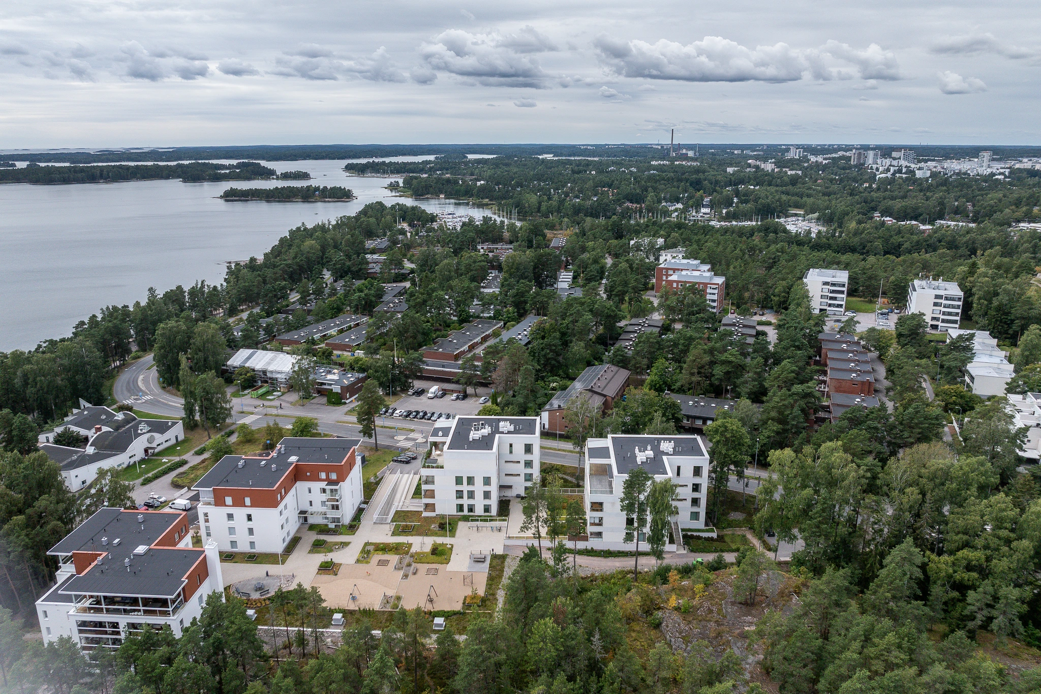 Merilinnake meren äärellä